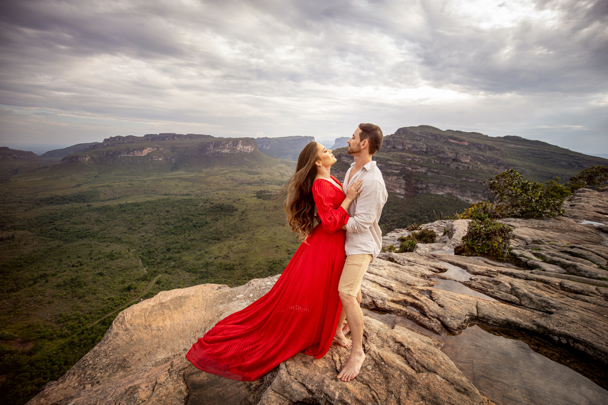 casal romântico ensaio no Morro do Pai Inácio na Chapada Diamantina ensaio casal roupa vermelha 