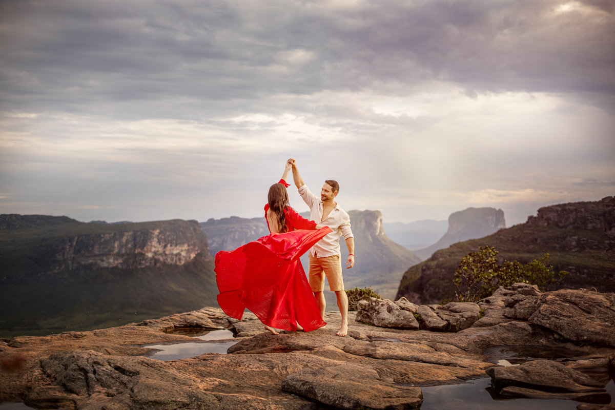 casal romântico ensaio no Morro do Pai Inácio na Chapada Diamantina  ensaio com fotógrafos profissionais na Bahia 