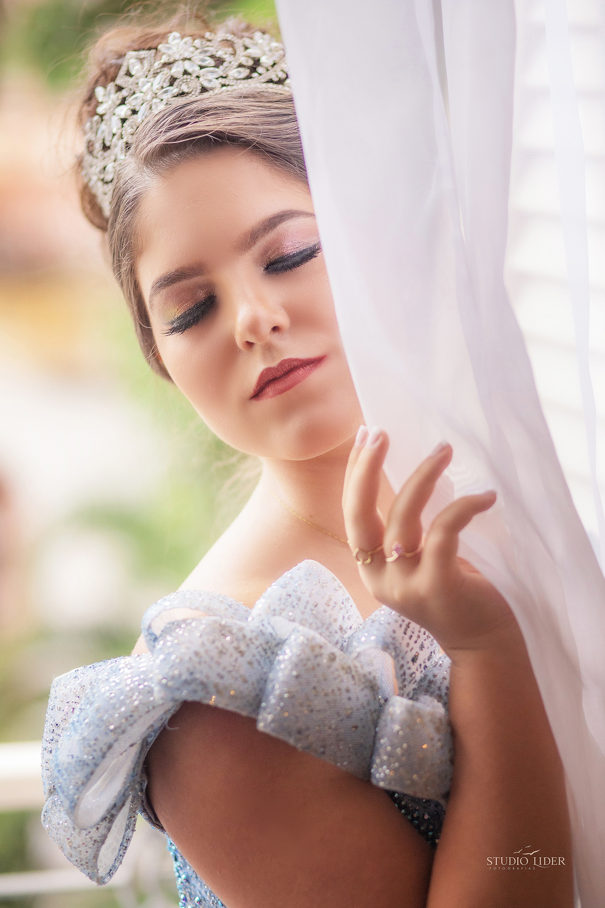 retrato de debutante com 15 anos roupa azul sorriso e olhos marcador em saio em Salvador 