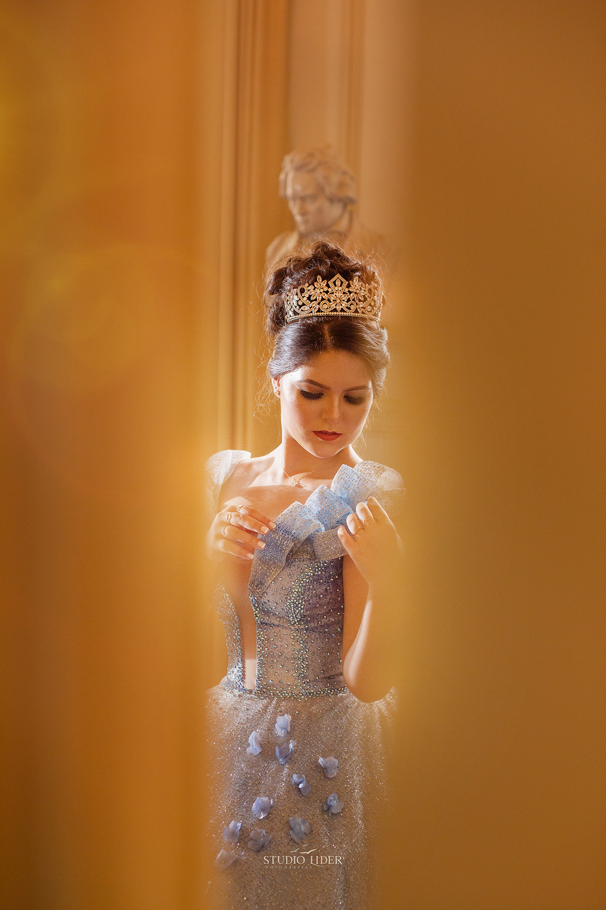 retrato de debutante com 15 anos roupa azul sorriso e olhos marcador em saio em Salvador 