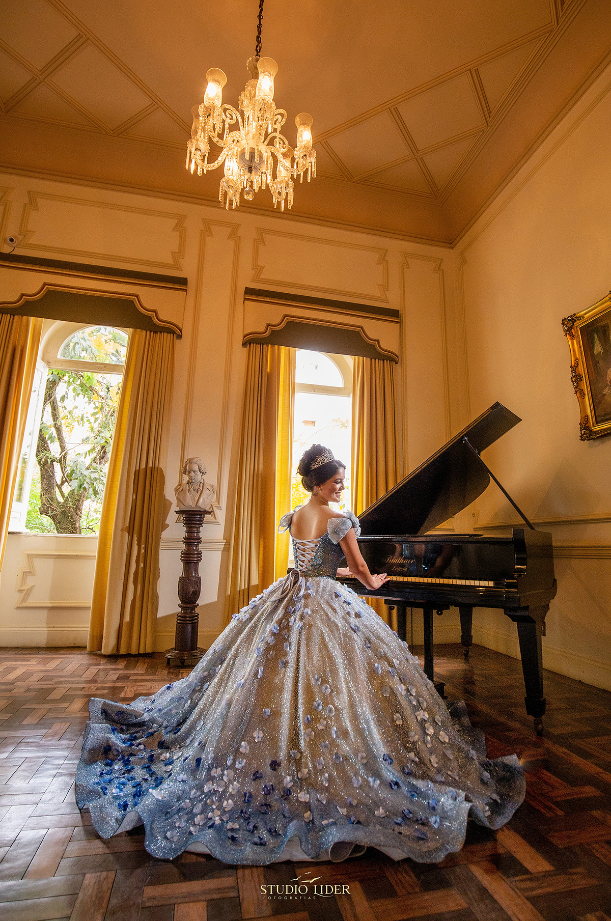 foto de debutante em piano em Salvador com vestido azul e Salvador com tiara de princesa 