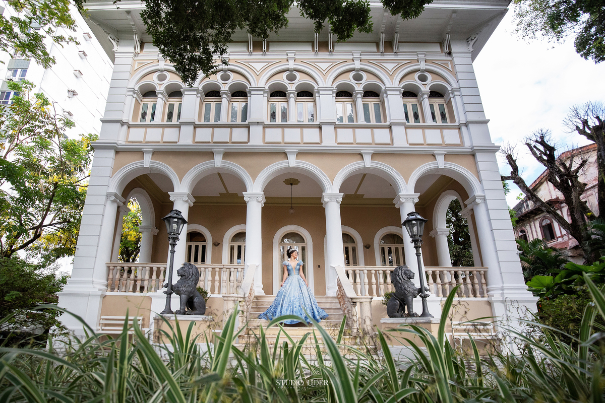 foto de 15 anos em Salvador em Cunha Guedes em sacada de casa antiga com vestido azul 