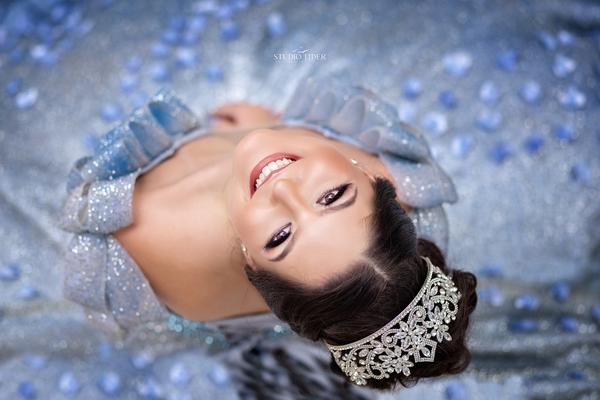 retrato de debutante com 15 anos roupa azul sorriso e olhos marcador em saio em Salvador 