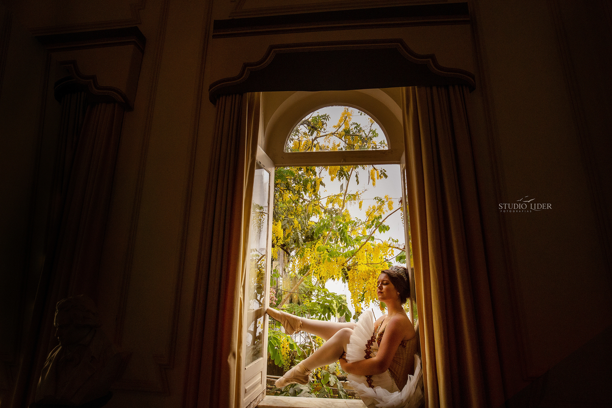 retrato de debutante com 15 anos roupa azul sorriso e olhos marcador em saio em Salvador 