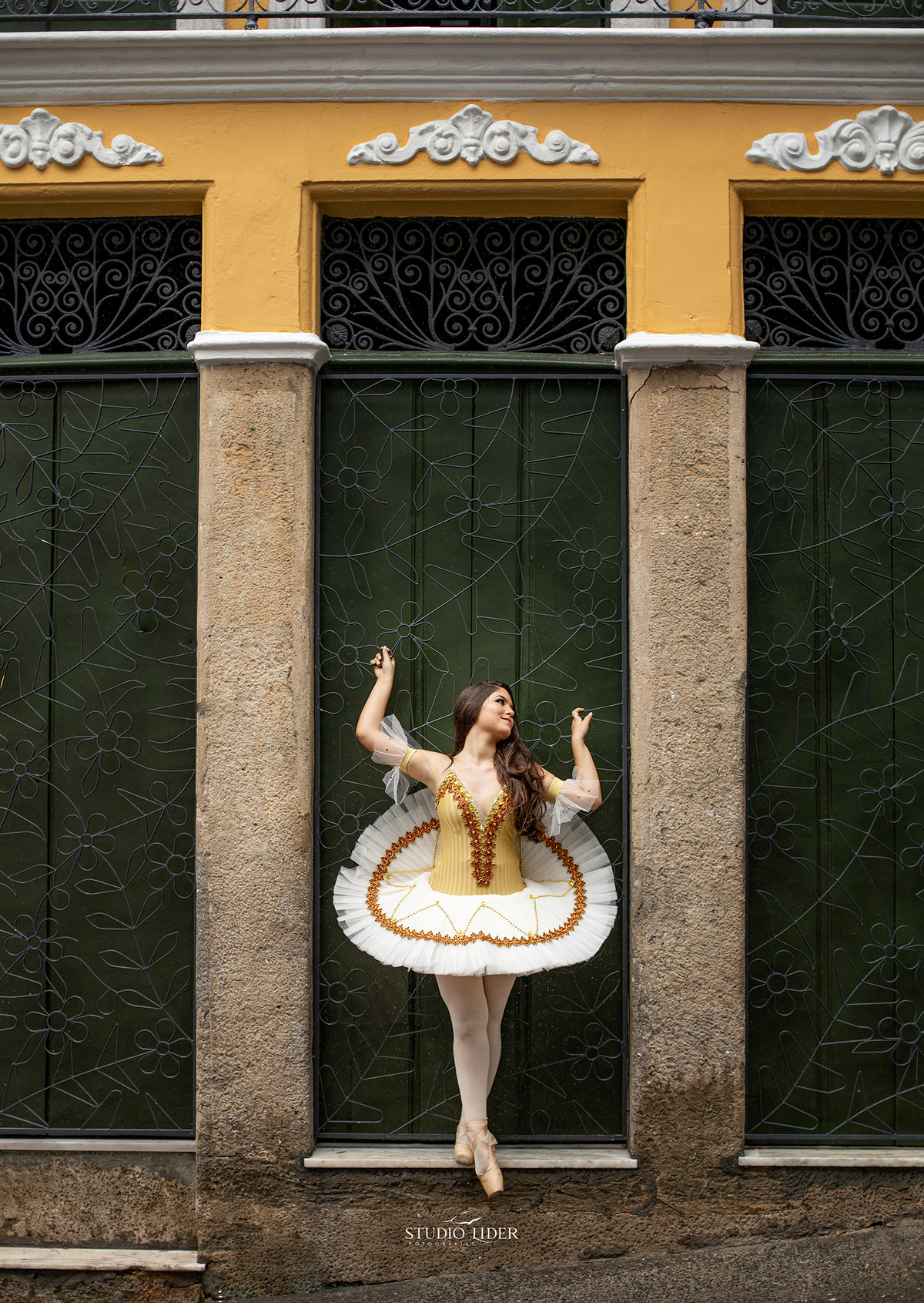 ensaio de bailarina em portas do pelourinho com muito axe 