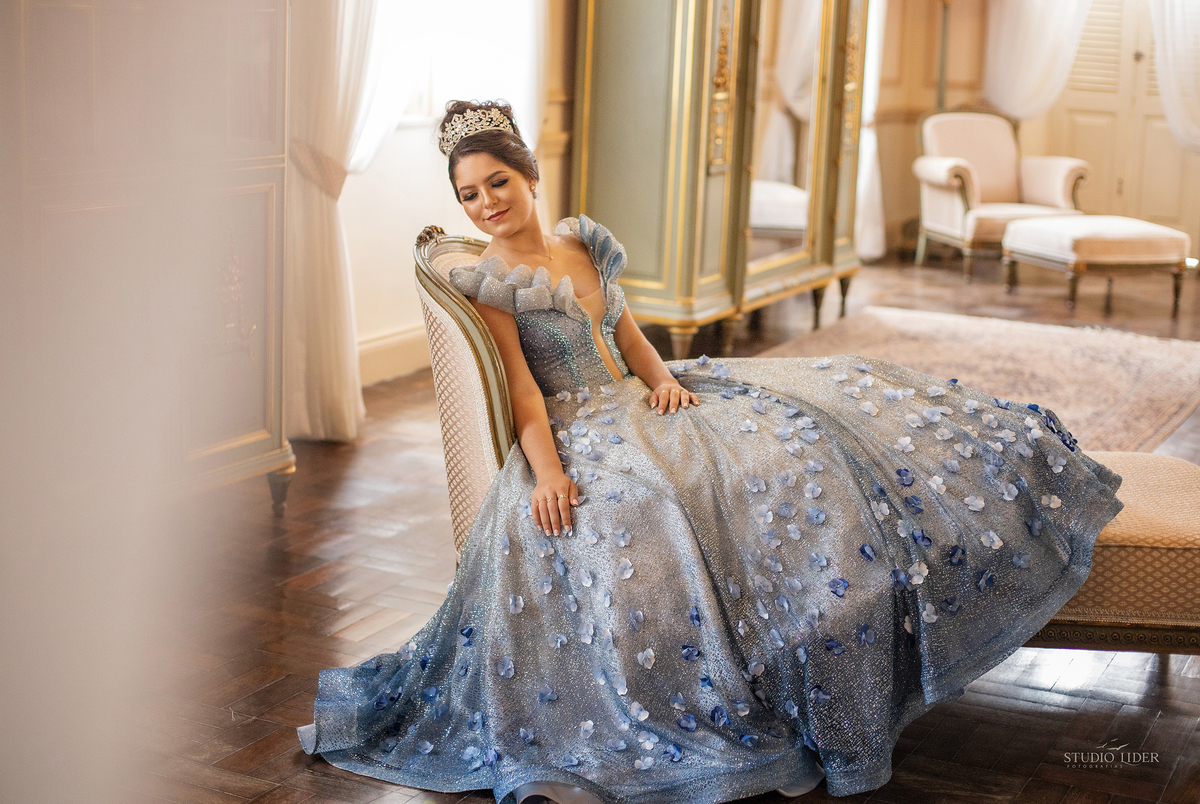 retrato de debutante com 15 anos roupa azul sorriso e olhos marcador em saio em Salvador 