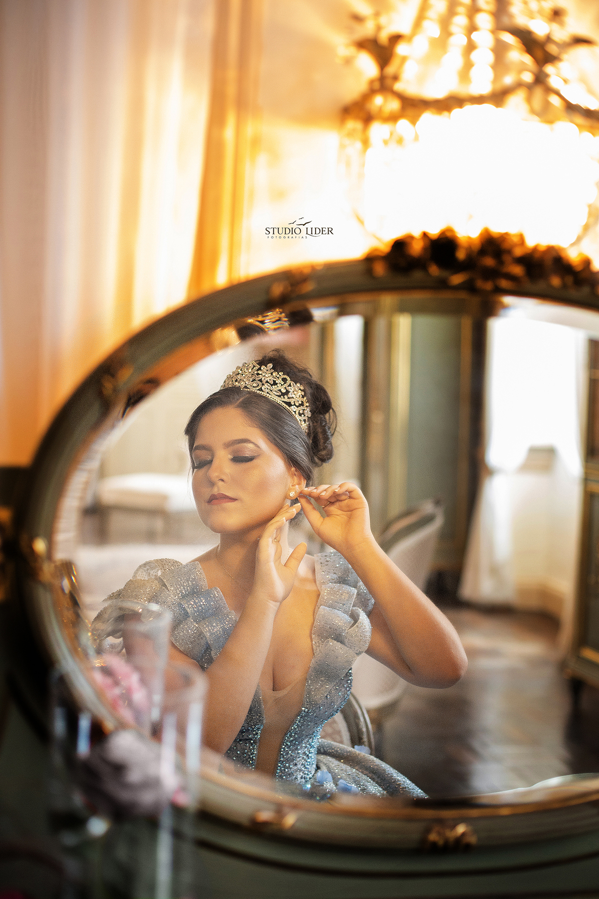 retrato de debutante com 15 anos roupa azul sorriso e olhos marcador em saio em Salvador 