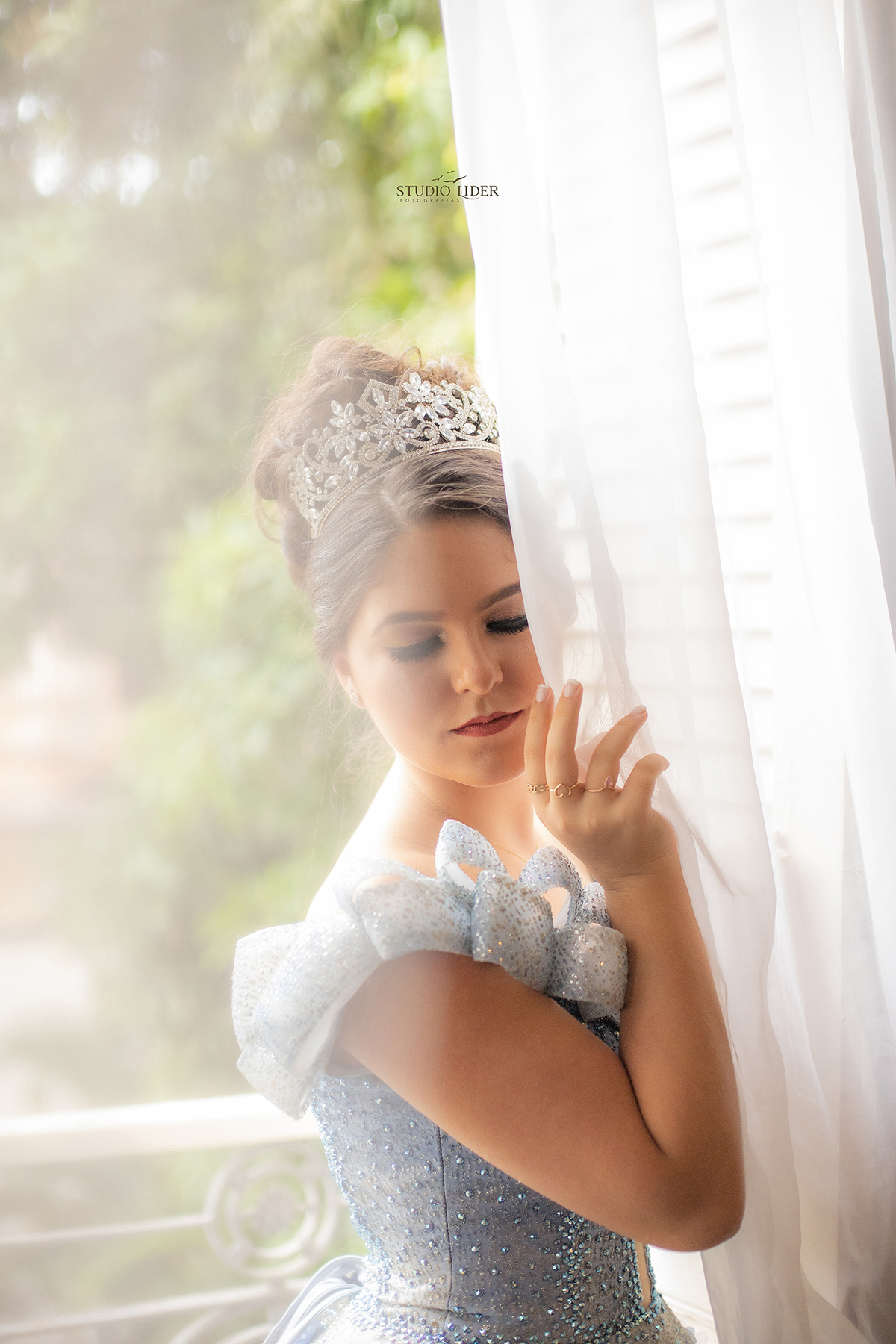 retrato de debutante com 15 anos roupa azul sorriso e olhos marcador em saio em Salvador 