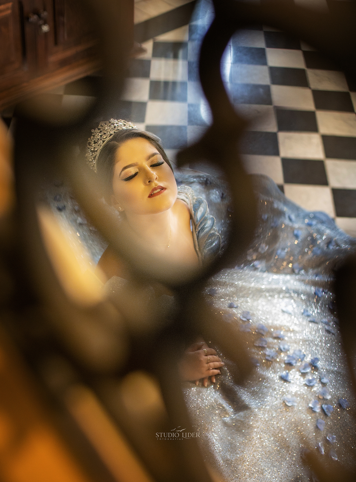 retrato de debutante com 15 anos roupa azul sorriso e olhos marcador em saio em Salvador 