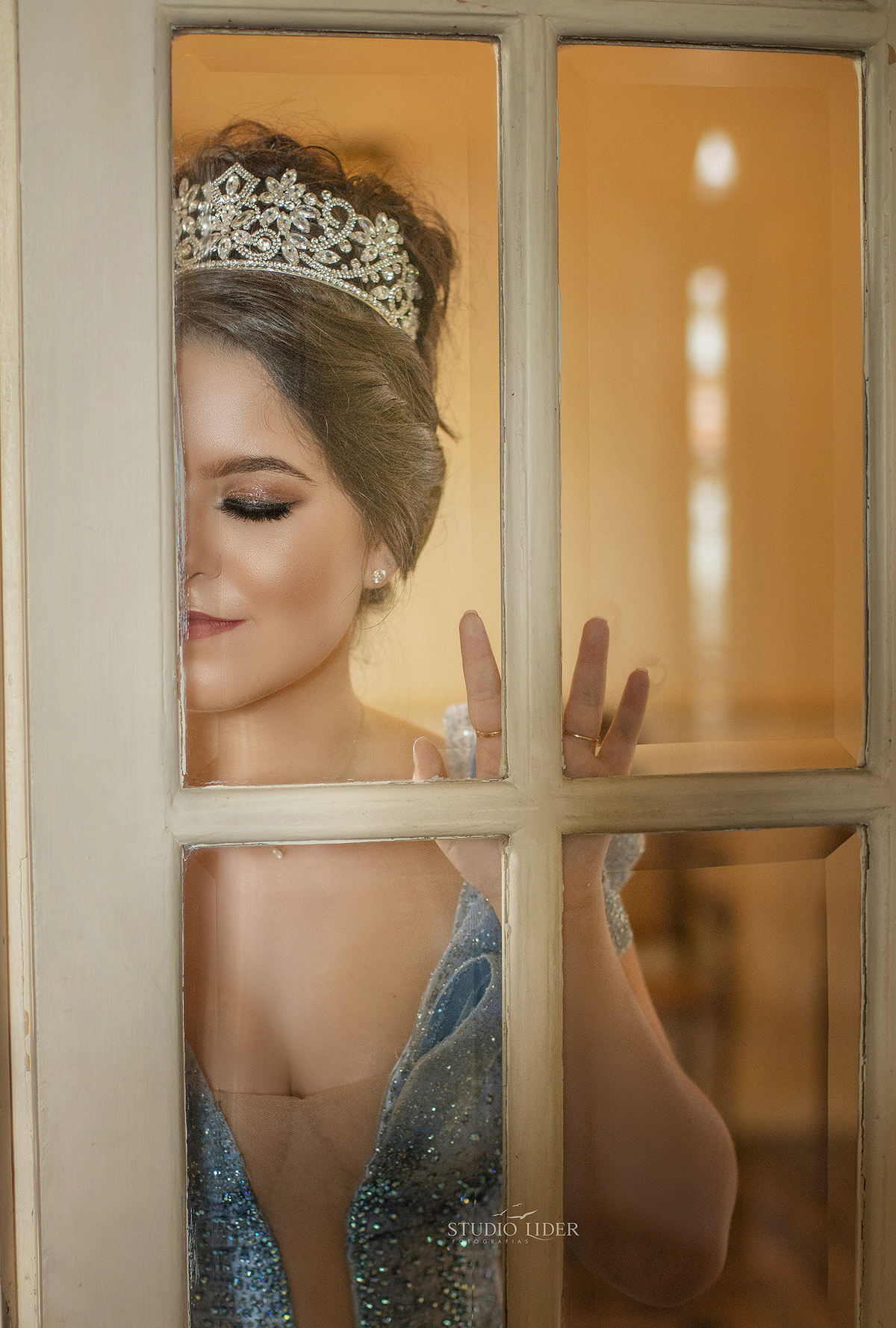 retrato de debutante com 15 anos roupa azul sorriso e olhos marcador em saio em Salvador 