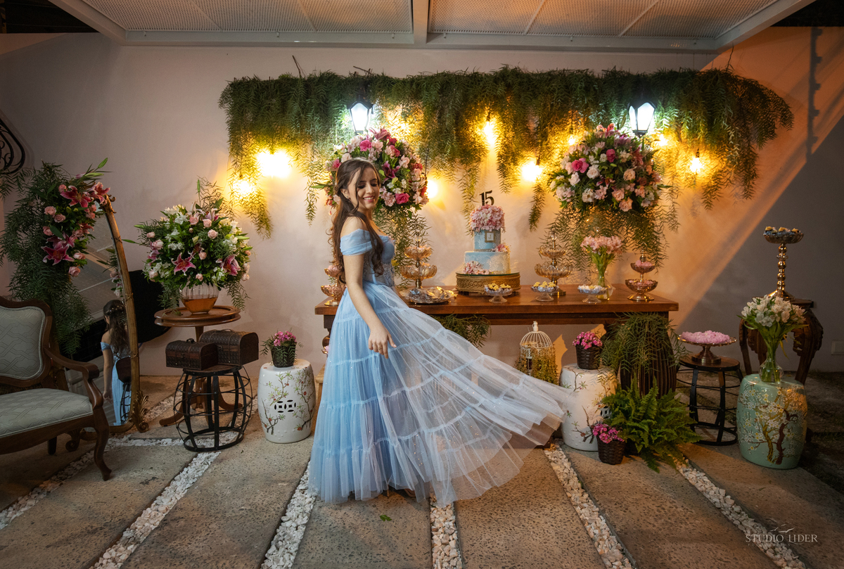 aniversario de 15 anos  em Jequié cerimonia intimista menina vestido azul cerimonia na pandemia 