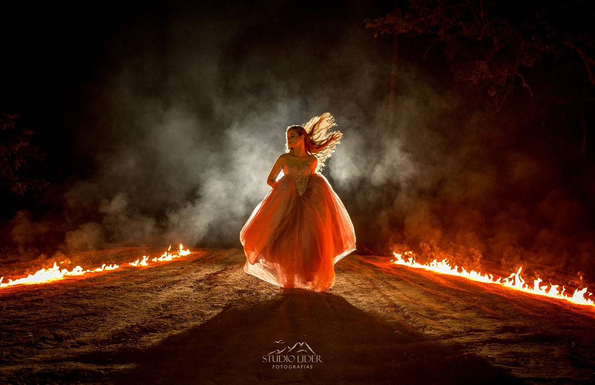 ensaio de debutante com fogo  ela correndo em Salvador e muito lindo 