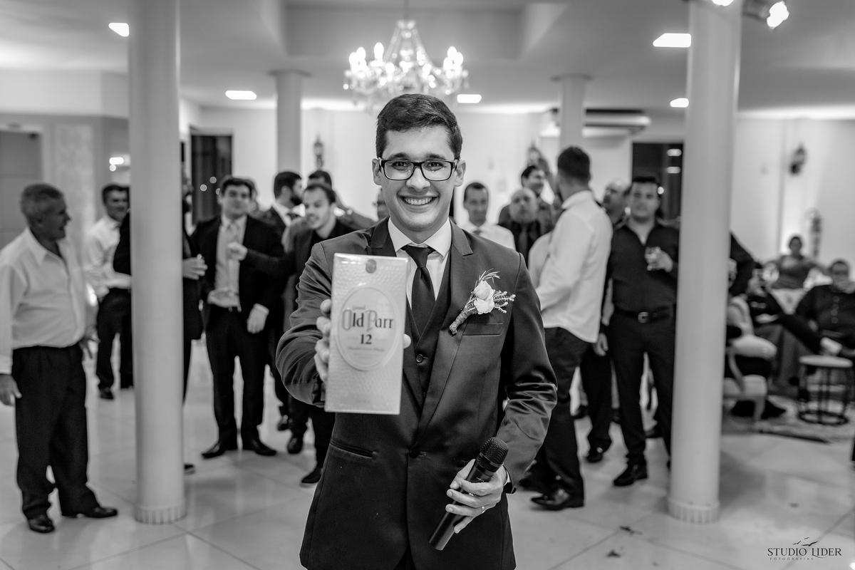 noivo em casamento jogando o wisk 