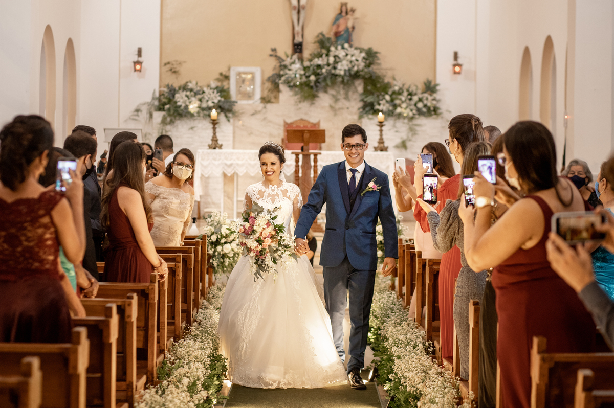 casados e felizes noiva e noivo no altar comemorando 