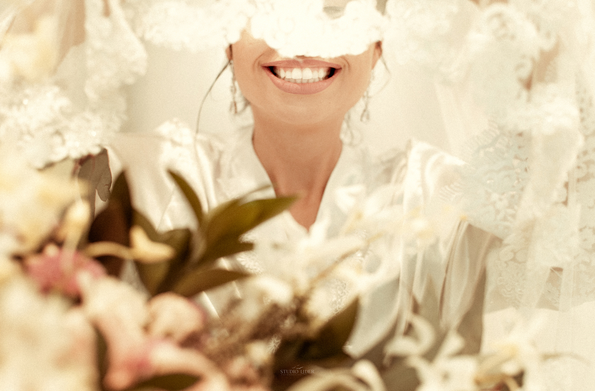 noivas com vél de vestido sorriso de noiva making of noiva 