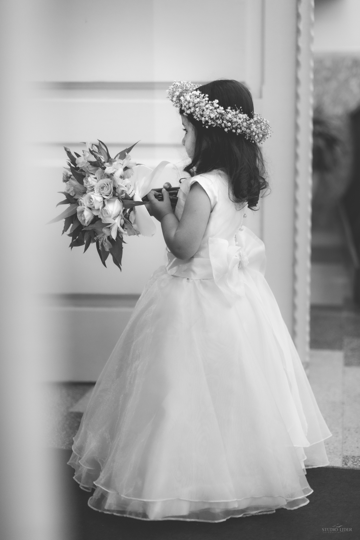 pajem na igreja emocionado com noiva   com daminha 