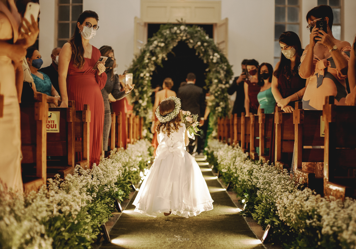 pajem na igreja emocionado com noiva   com daminha na saída 