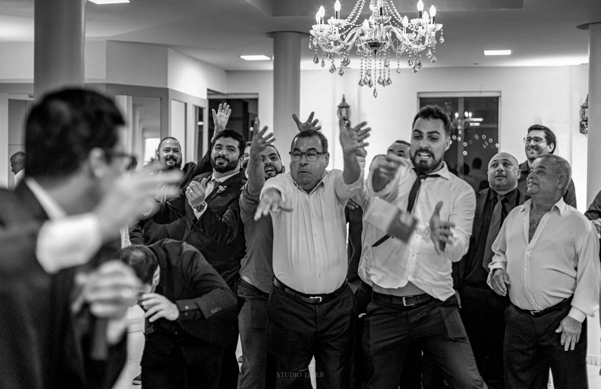 noivo em casamento jogando o wisk 