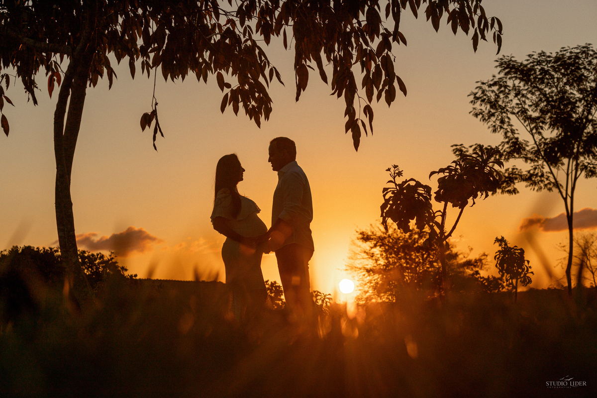 ensaio gestante no lago gestante em por do sol 