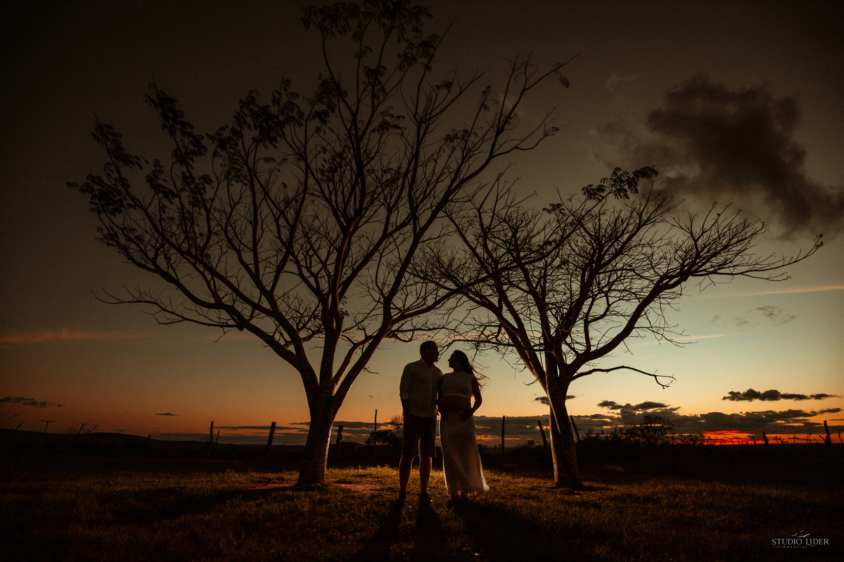 ensaio gestante no lago gestante em por do sol 