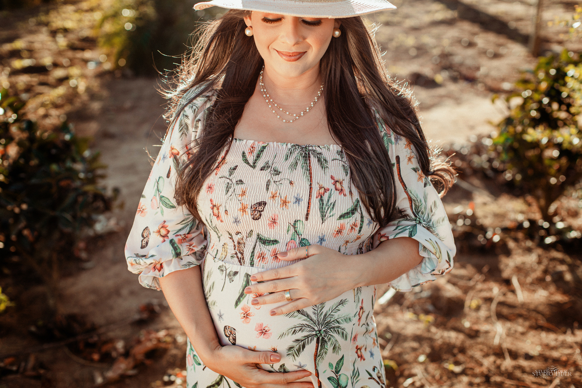 ensaio gestante com vestido floral e em por do sol 
