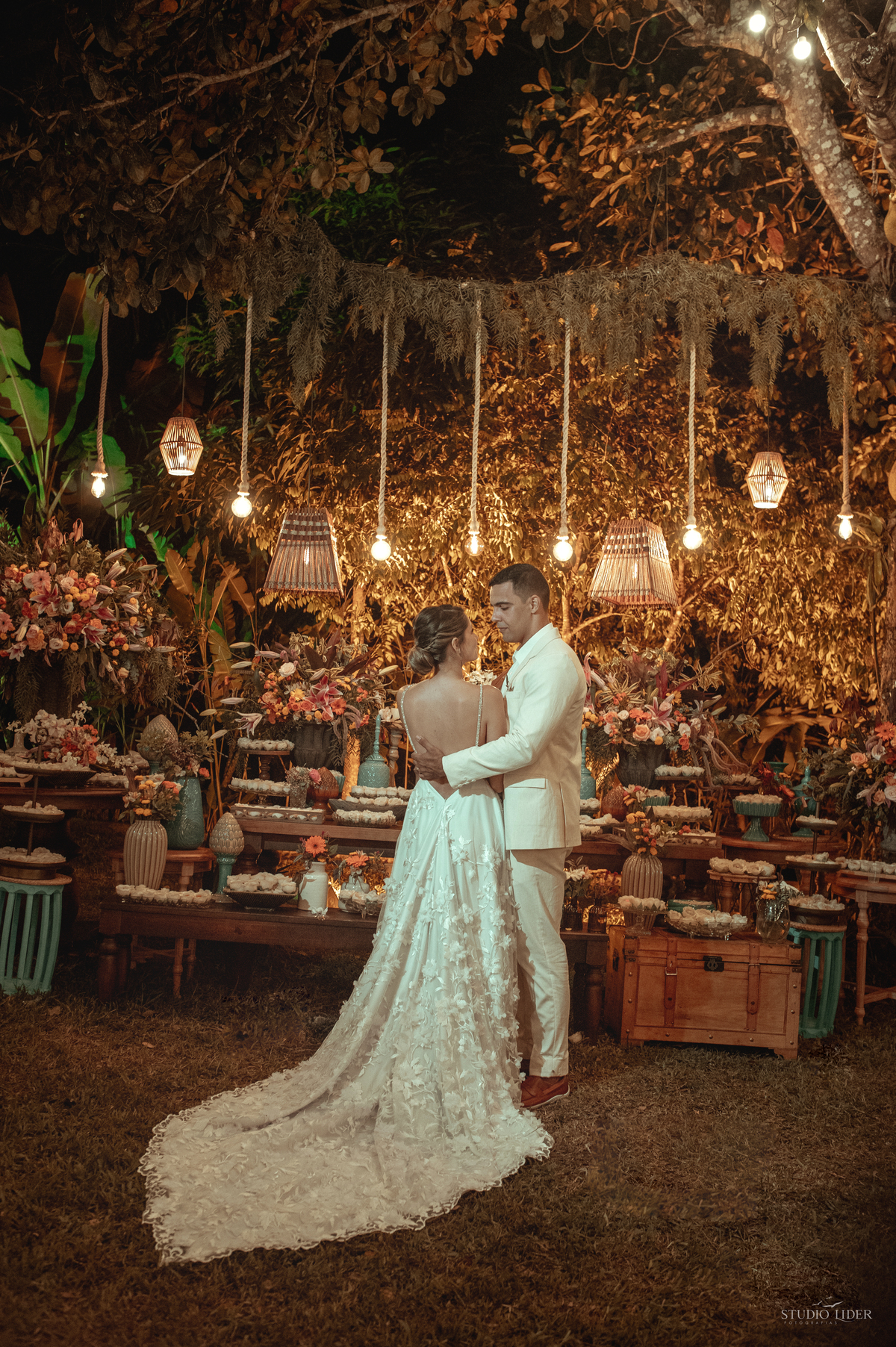 Sentir segurança ao lado de alguém não significa que você é dependente ou precisa de proteção. Sentir-se seguro significa que você sabe que a pessoa que está ao seu lado vai te dar o apoio e a paz necessários para seguir em frente. É a convicção de que vo