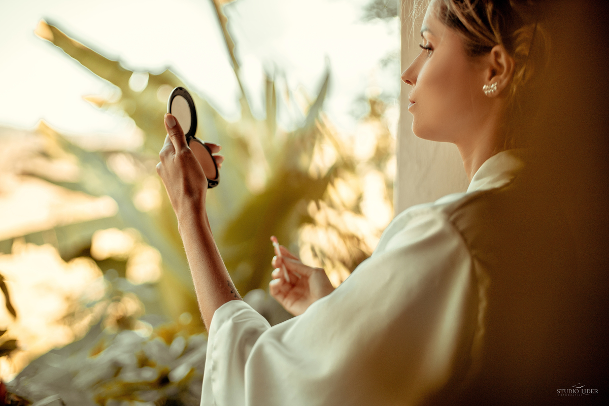 noiva na maquiagem para fotografia de casamento 