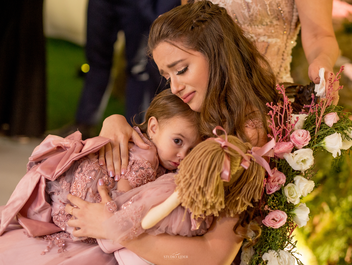 debutante em festa se emociona com tantos momentos felises 