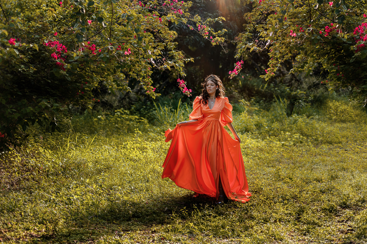 ensaio debutante  retrato em Jaguaquara Bahia com cores vibrantes feitas pelo melhor fotografo da Bahia debutantes e estilo  cor laranja 