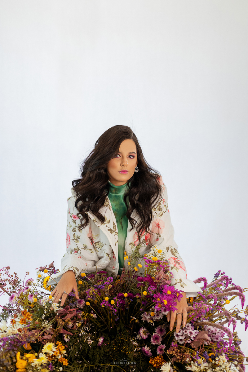 debutante com ensaio feito por profissionais de fotografia 15 anos em Jaguaquara Jequie Feira de Santana  essa foto foi feita em estúdio 