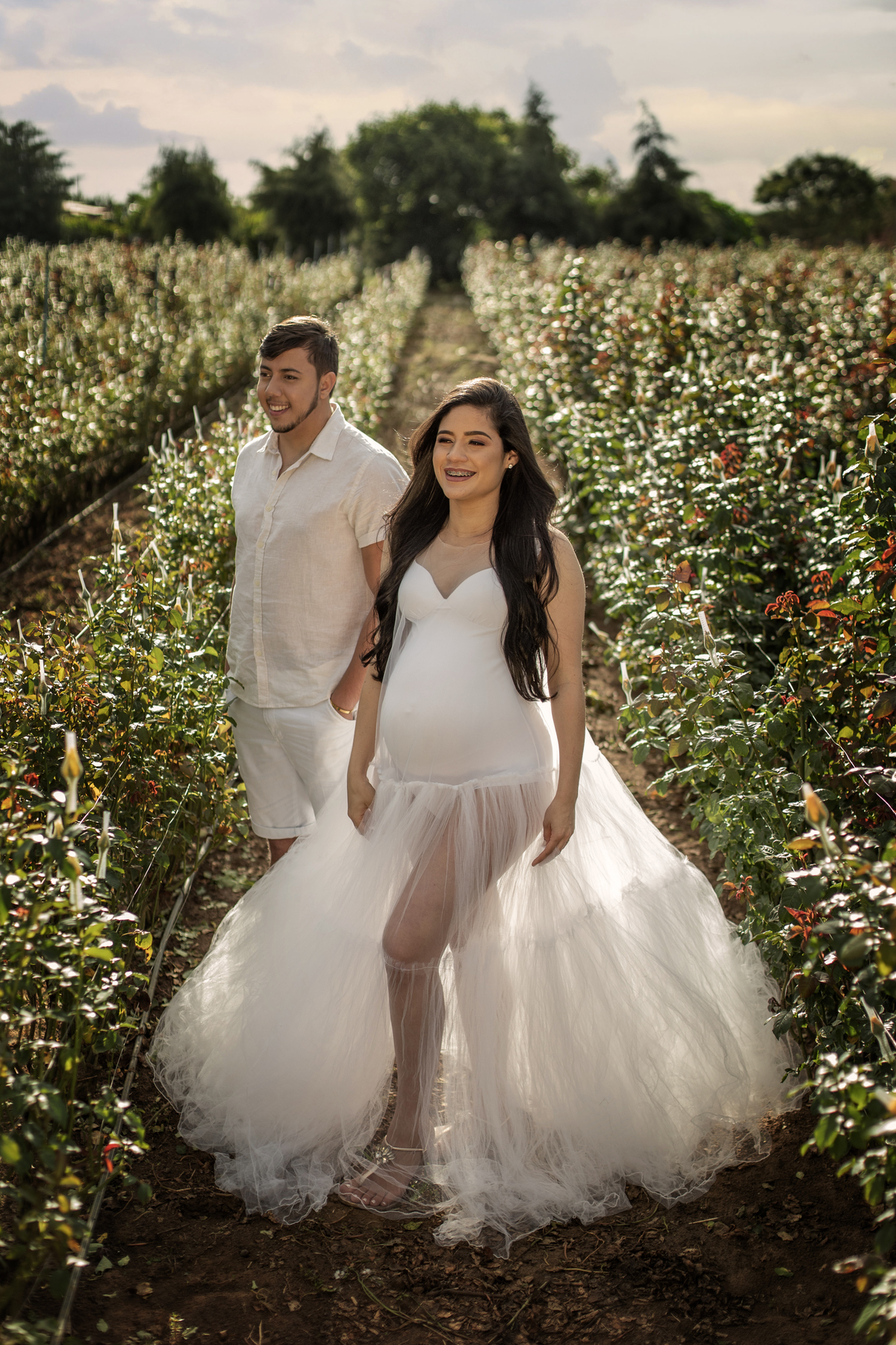 ensaio de gestante em Jaguaquara e Jequié com muita luz e amor esperando  seu bebe com o casal em 