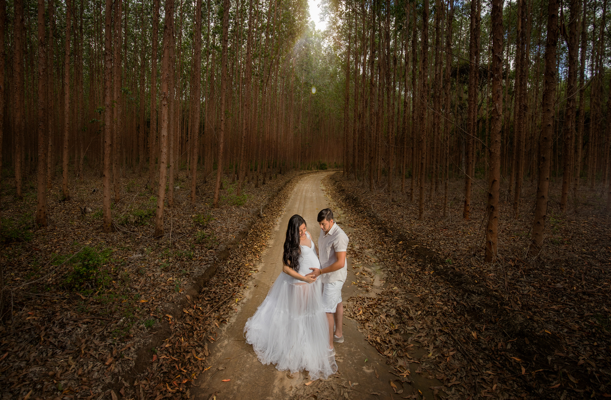ensaio de gestante em Jaguaquara e Jequié com muita luz e amor esperando  seu bebe fotos em mata com Drone