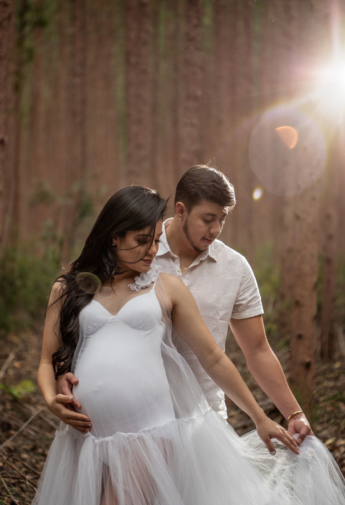 ensaio de gestante em Jaguaquara e Jequié com muita luz e amor esperando  seu bebe e uma luz atras 