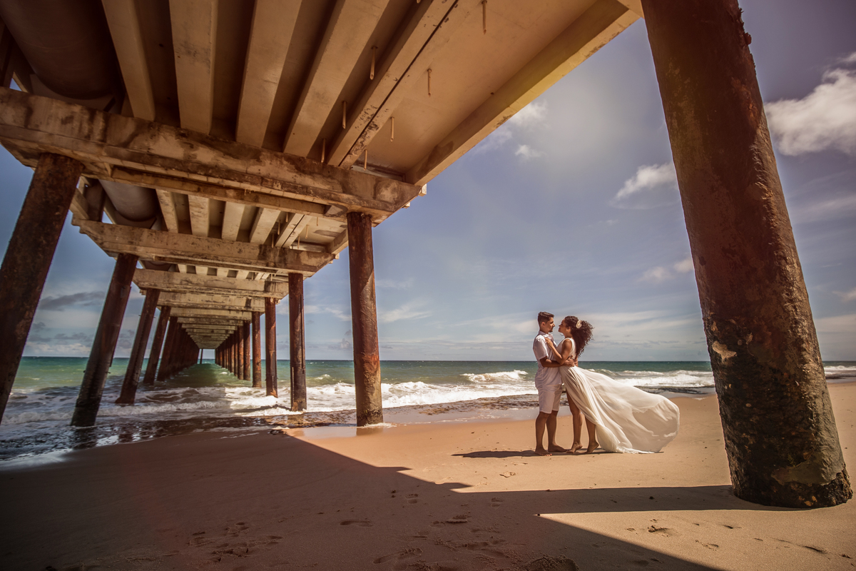 ensaio em praia com casal em salvador foi um dia de fotos lindo 