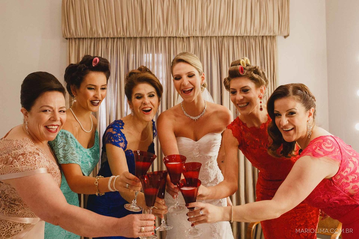 brinde da noiva com as madrinhas no making of