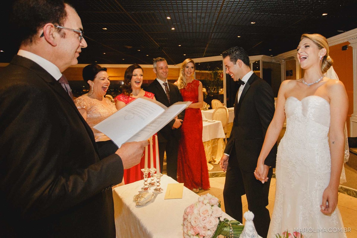 noivos-rindo-na-cerimonia