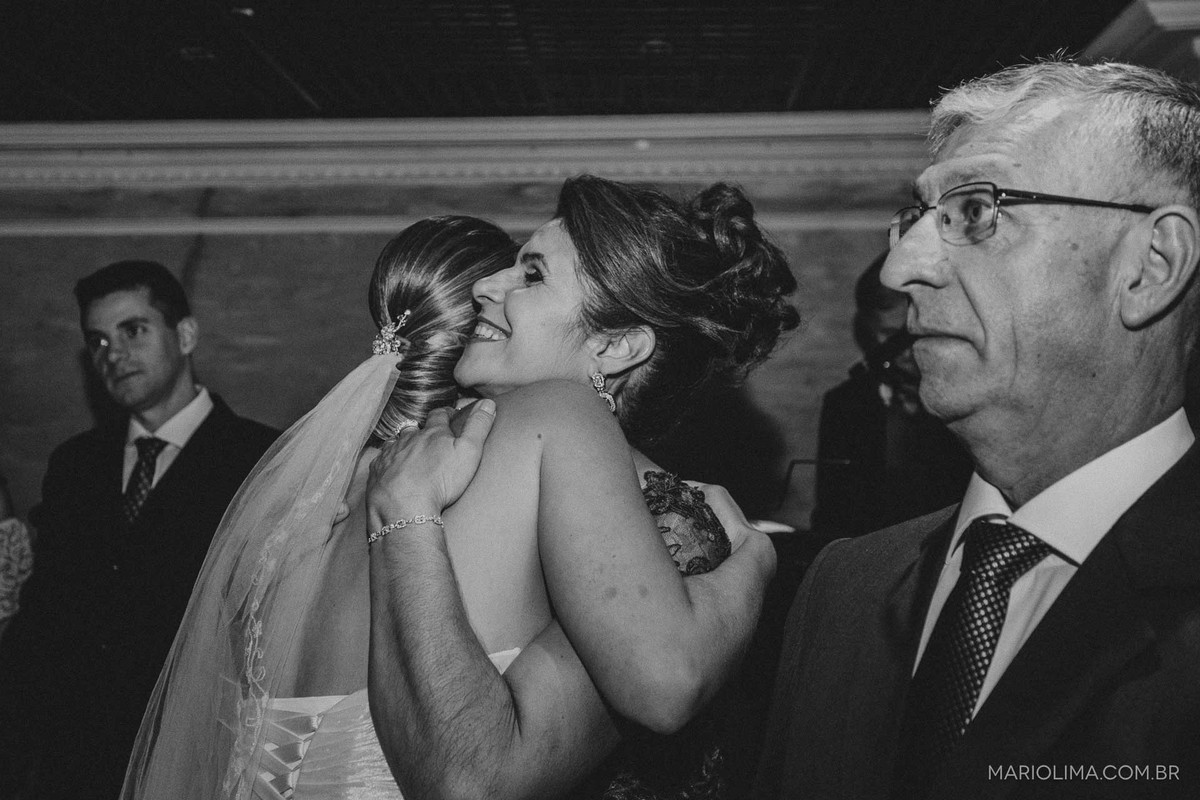 cumprimento dos noivos na cerimônia