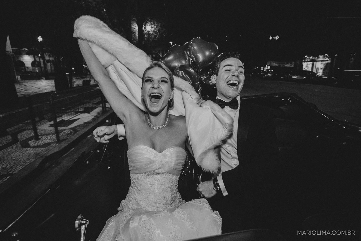noivos no carro conversível 