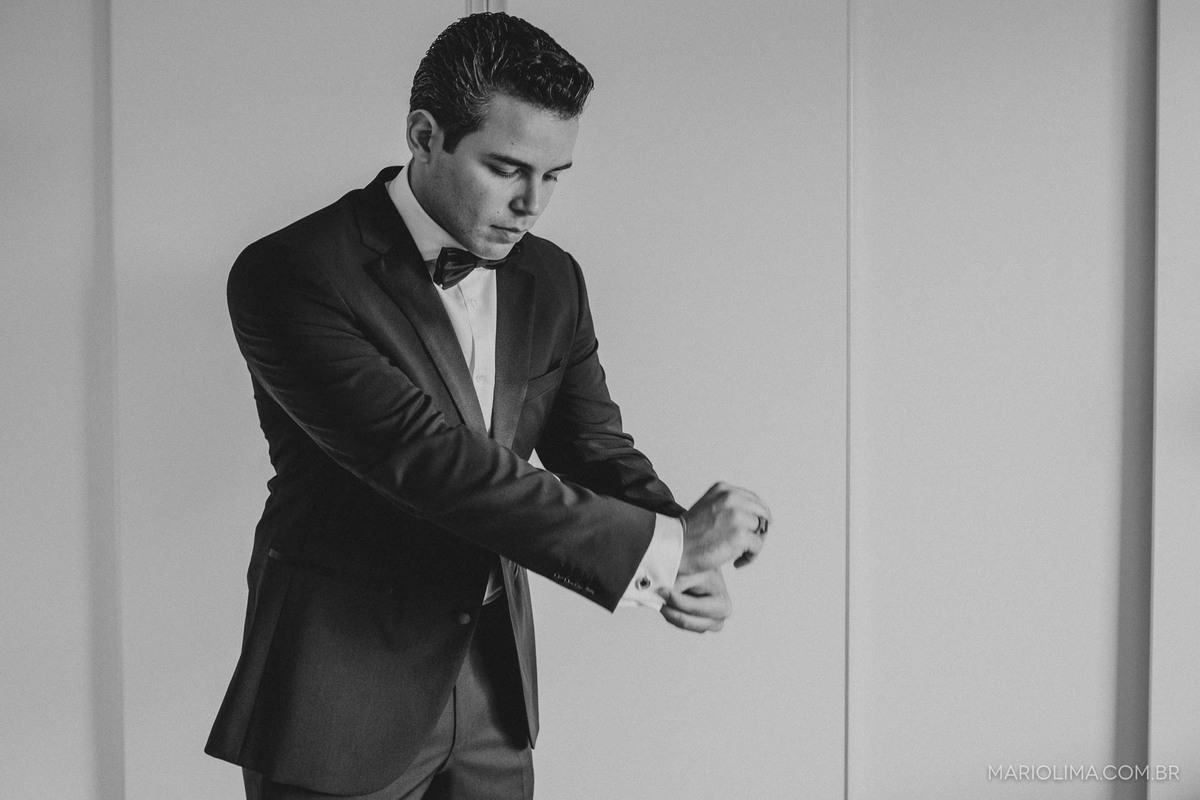 noivo colocando terno 