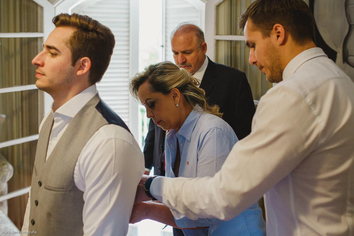 Making of do noivo ajustando colete para cerimônia de casamento