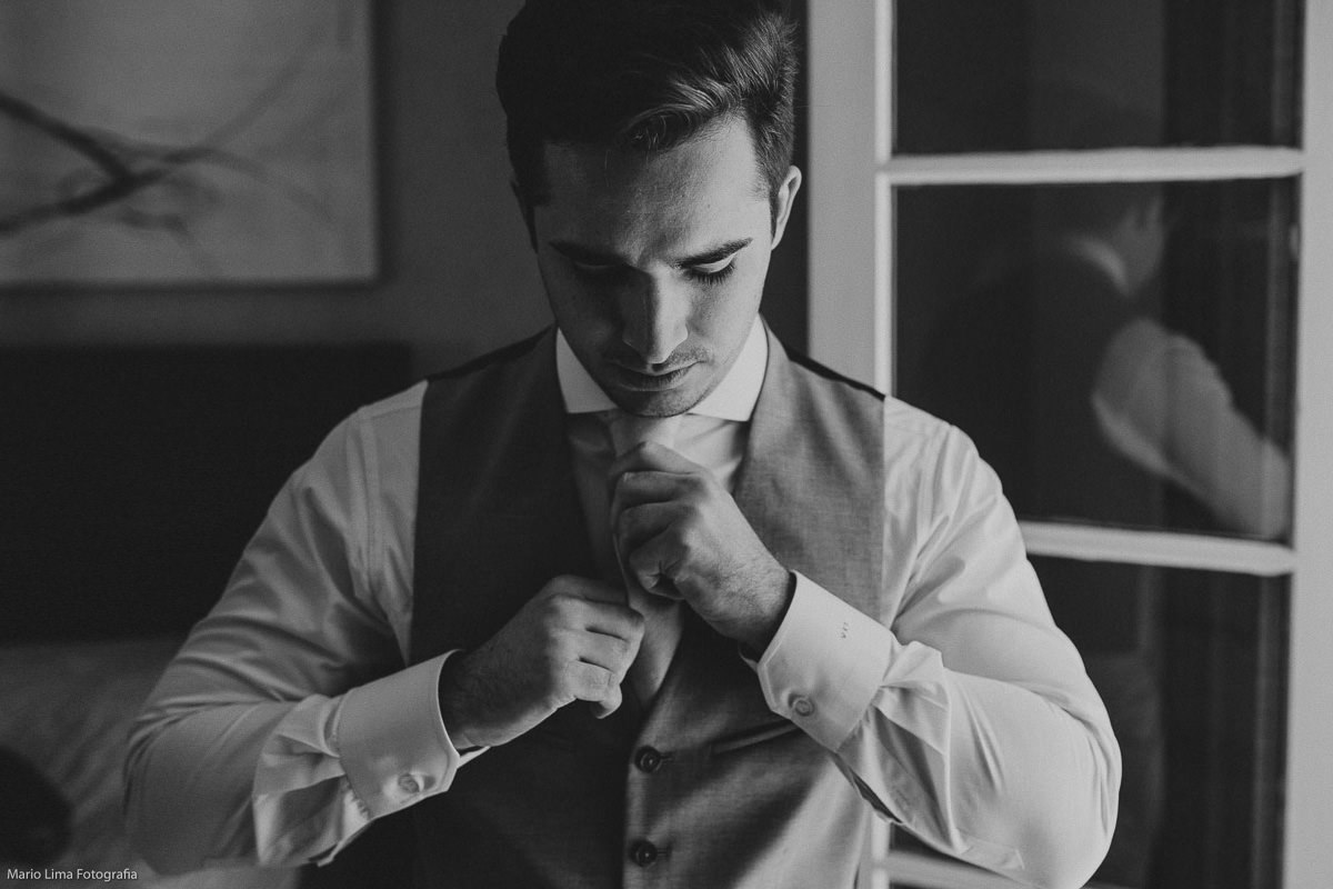 Making of do noivo colocando a gravata