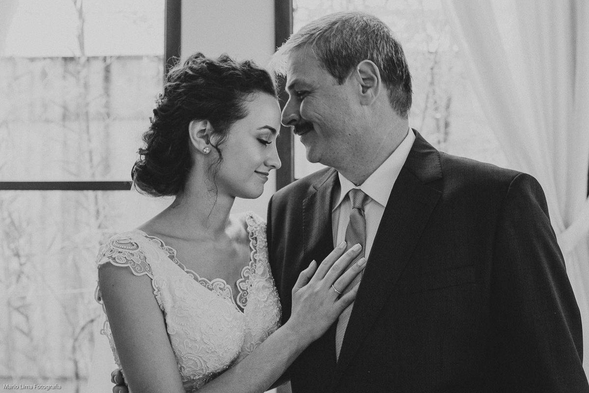 Fotografia de noiva com o pai emocionados