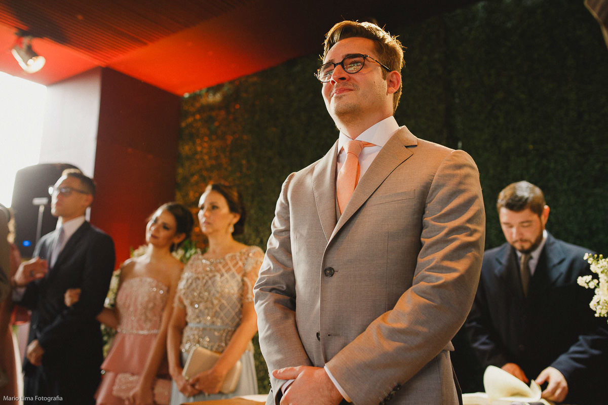 Noivo e padrinhos aguardando a entrada da noiva na Casa Aragon