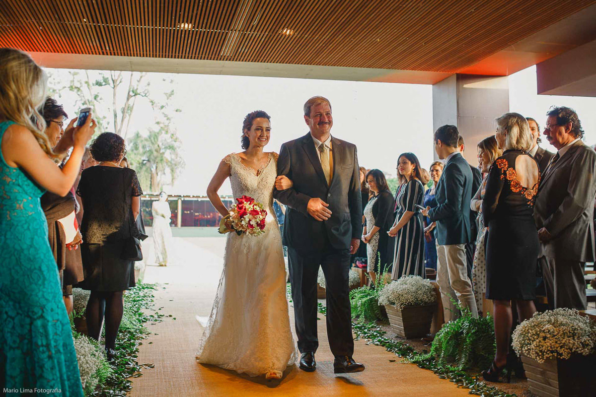 Entrada da noiva com o pai em cerimônia de casamento na Casa Aragon