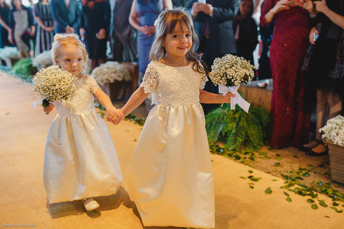 Floristas entrando em cerimônia de casamento na Casa Aragon