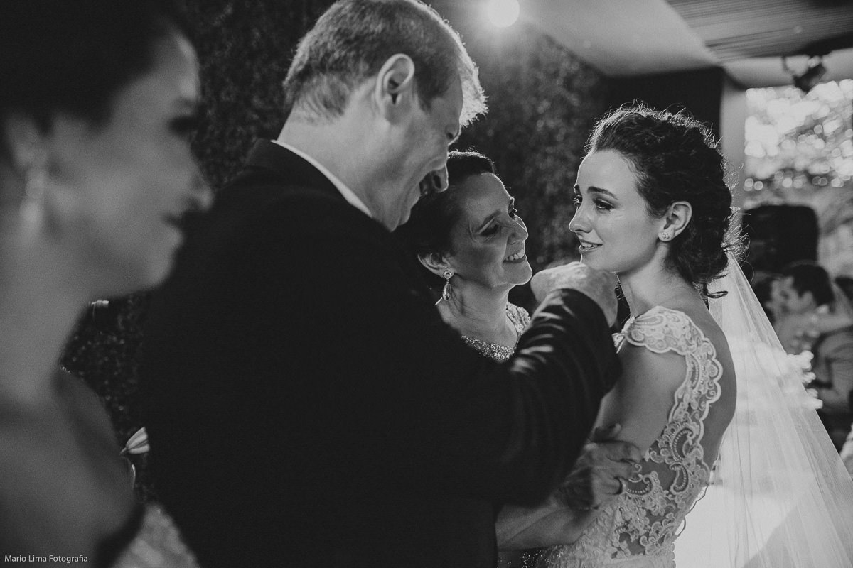 Noiva cumprimentando os pais em cerimônia de casamento na Casa Aragon