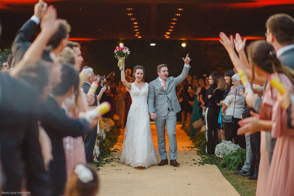 Saída da cerimônia de casamento religioso dos noivos 