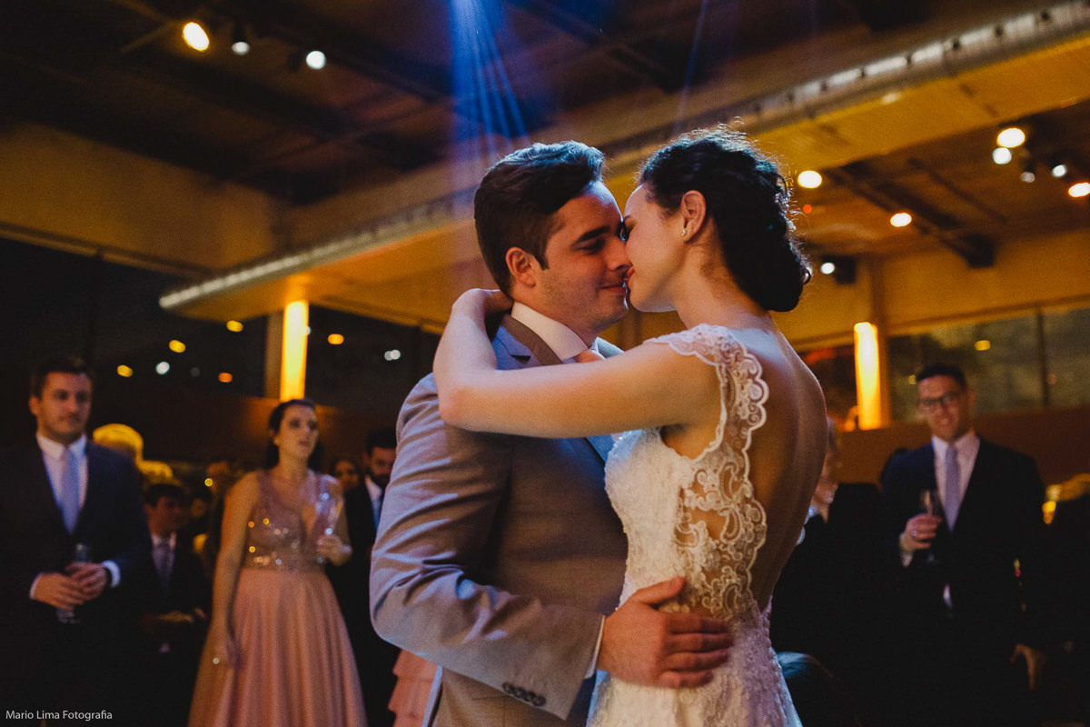 First Dance  e beijo dos noivos na Casa Aragon