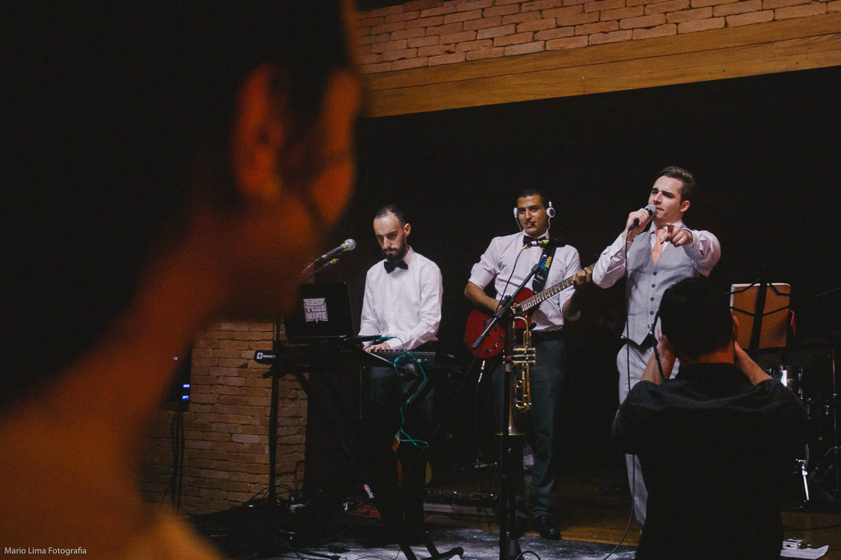 Noivo cantando para noiva em Banda Travamente na Casa Aragon