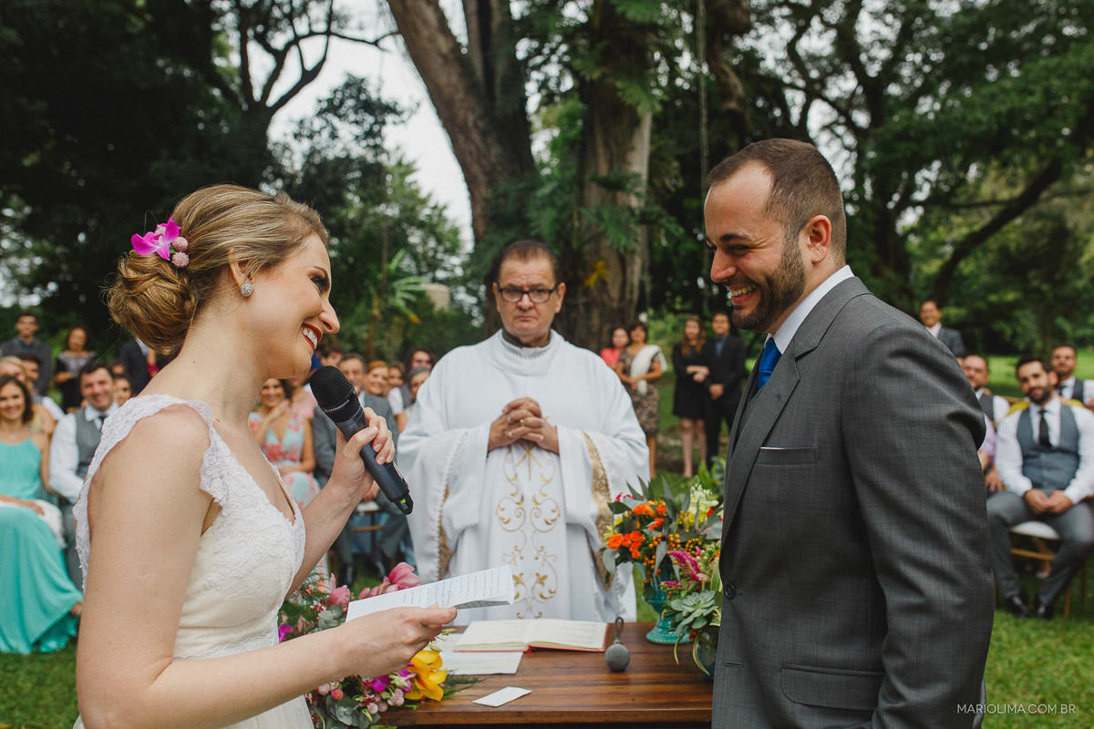 Noivos trocando votos em cerimônia de casamento na Fazenda Vassoural
